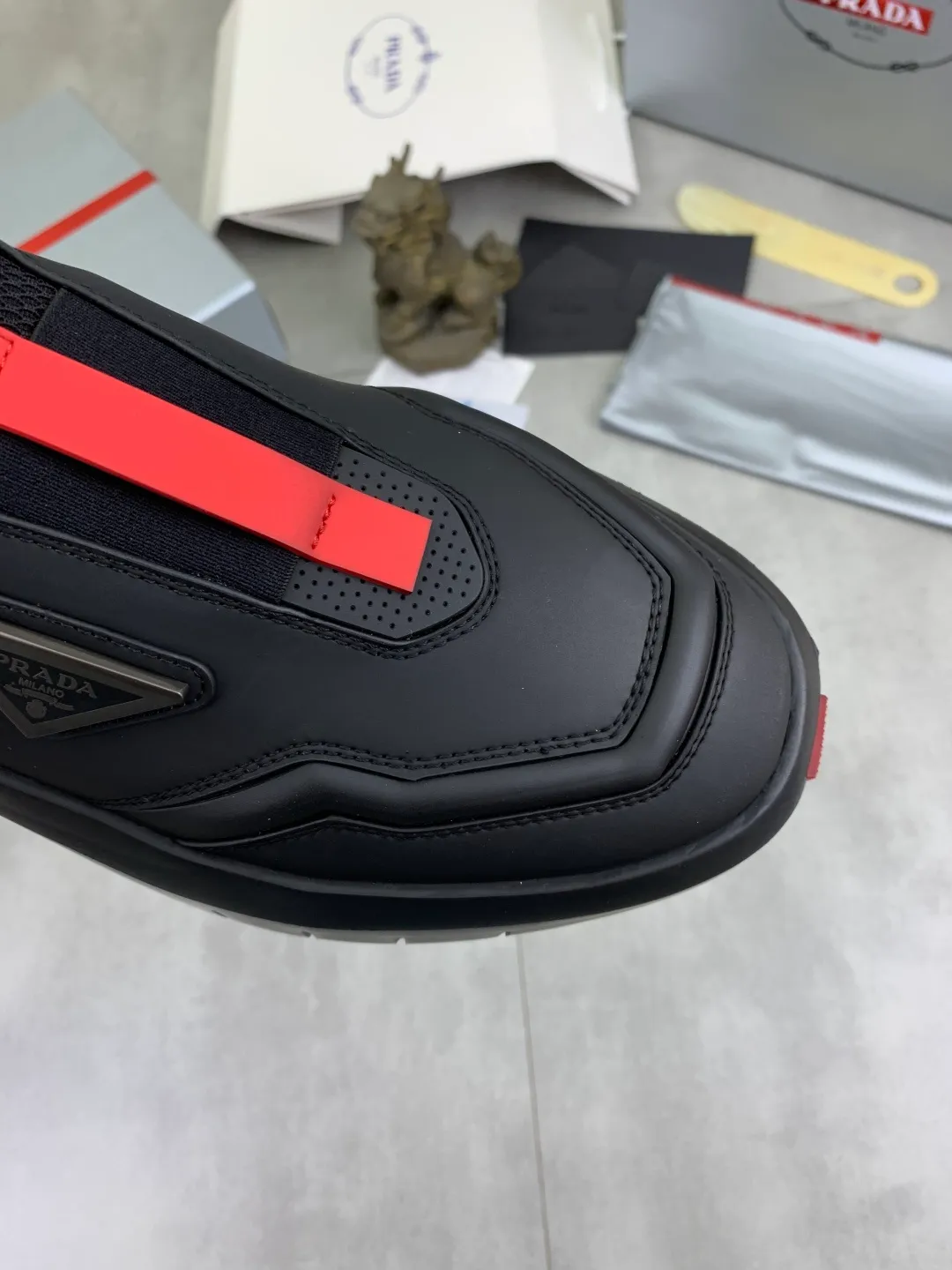 Men's men's shoes 💰P620💰[New model] The top version is now available on the official website, 🆘 The trendy brand (Prada) mainly promotes the popular style, avant-garde and versatile fashionable men's shoes, private version mold opening, cowhide surface splicing 1:1 replica.. Simple fashion, original imported cowhide and lining cowhide feet; the atmosphere and personality are more fashionable, eye-catching and pursuing class. It will subvert the old idea and be a must-have for fashion trendsetters with you! Must keep for yourself ! Tall and comfortable, large and low, high-end quality workmanship. The new high-end foam outsole from the official website. Size: 38-45. 3️⃣colors available.